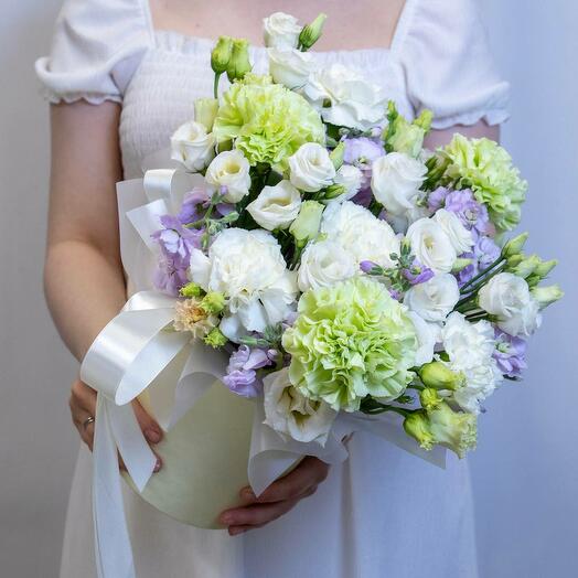 Сияние с маттиолой и зеленой гвоздикой в коробке