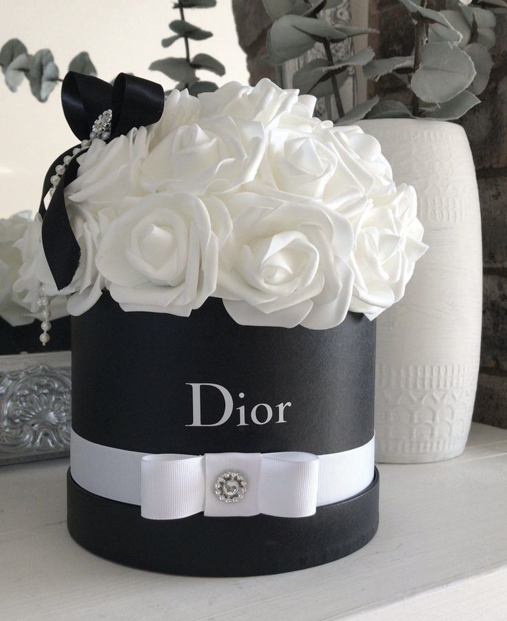 Праздничная коробка с цветами 🎉