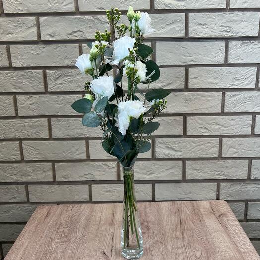 Composition on a table of fresh flowers