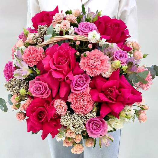 Деликатес вишневых роз и цветов в корзине