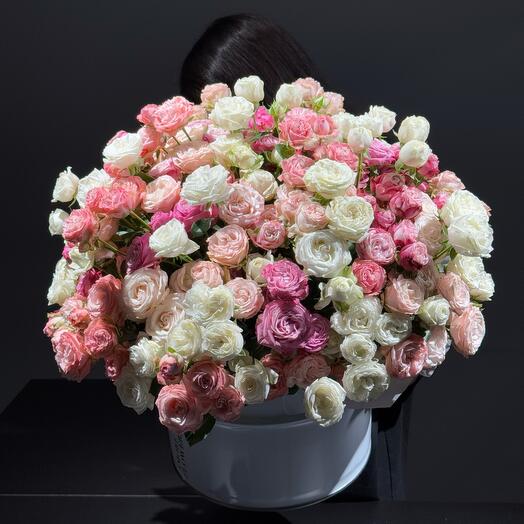 Корзина с пионовидной кустовой розой бомбастик