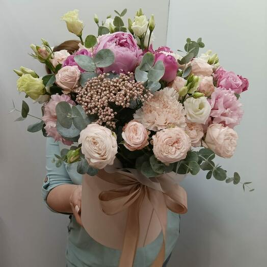 Букет с пионом  пионовидной кустовой розой   озотамнус   эустомой в шляпной коробке с эвкалиптом