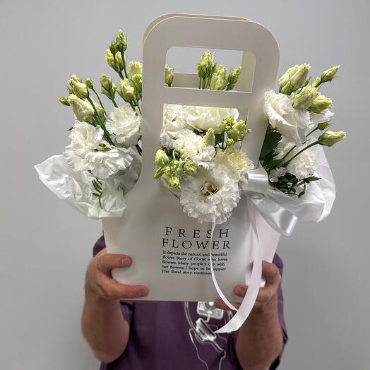 Белая эустома в большой крафтовой сумочке