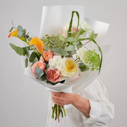 Букет со сливочной розой и рыжими каллами Букет 758
