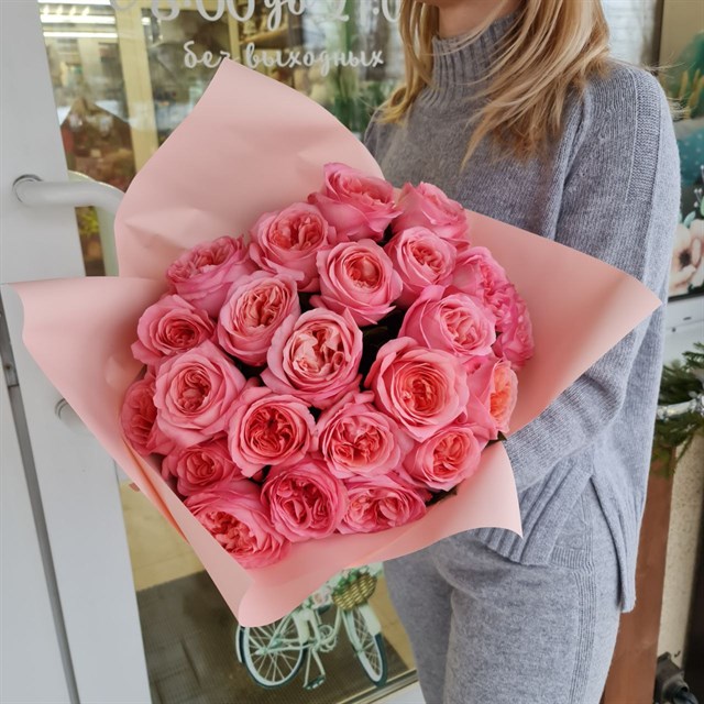25 пионовидных роз