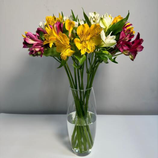 Букет из разноцветных альстромерий в вазе