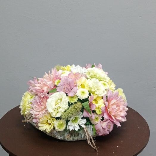 Композиция на каркасе, с георгинами