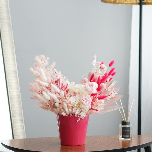 Яркая интерьерная композиция с гортензией в керамическом кашпо