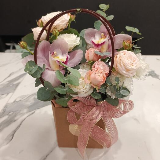 Цветы в коробке с орхидеей