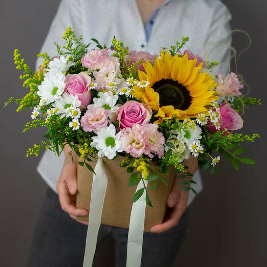 Цвeты в кoрoбкe Утро в саду с подсолнухом
