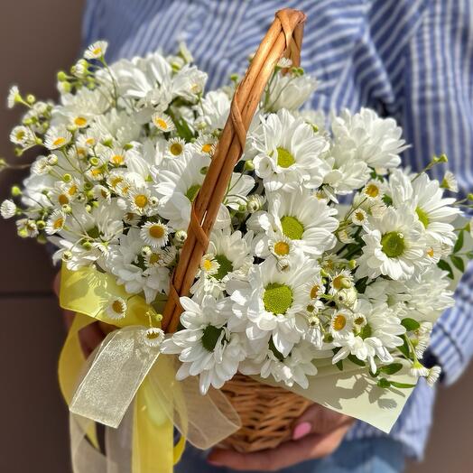 Корзина с ромашками полевая
