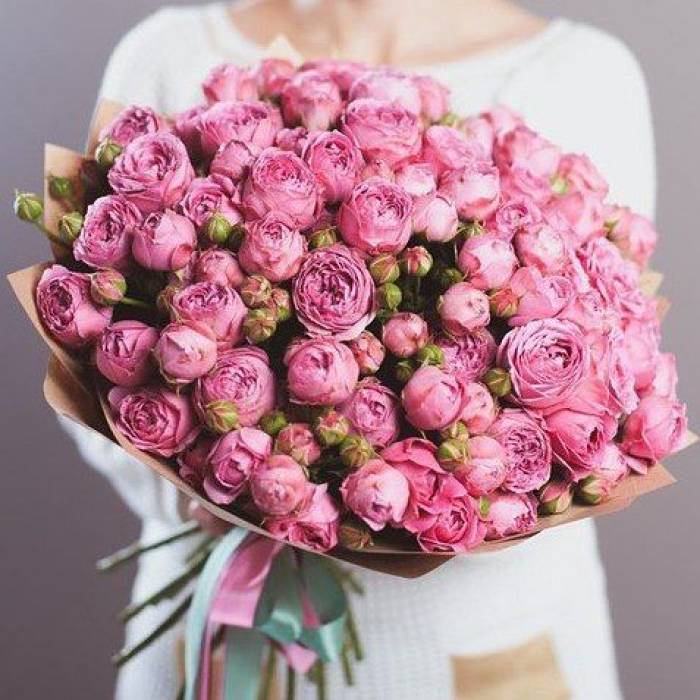 25 пионовидных роз