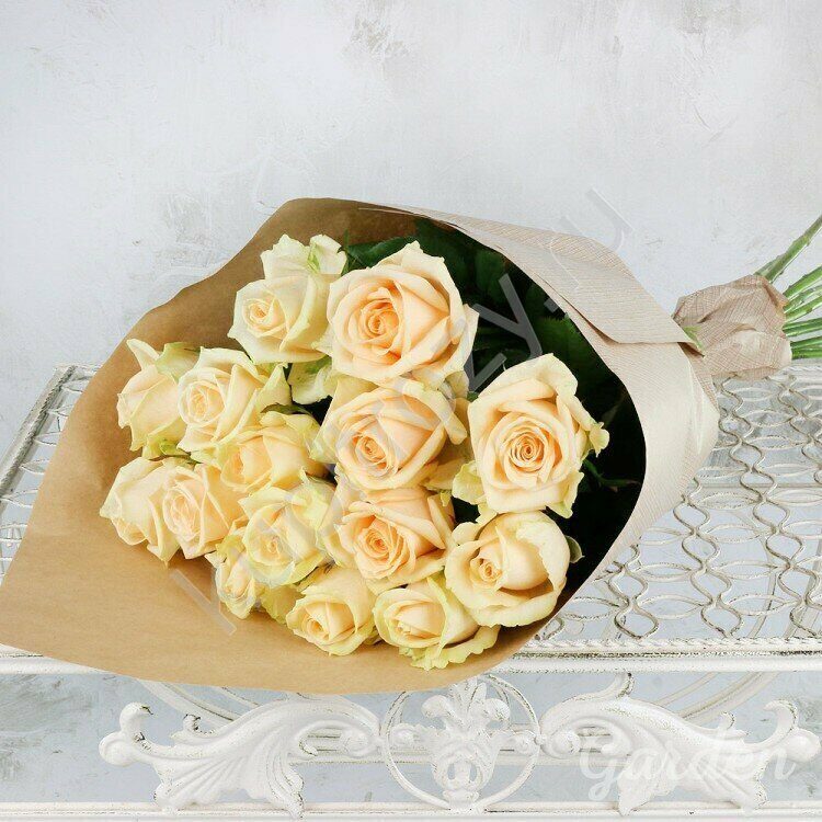 5 кремовых роз