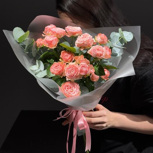 Букет из кустовых пионовидных роз и эвкалипта в упаковке