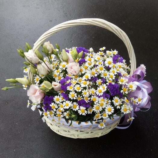 The composition of the field "chamomile field", chamomile in the basket