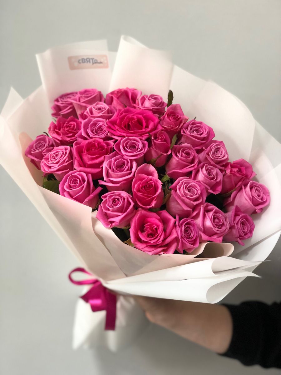 11 розовых роз