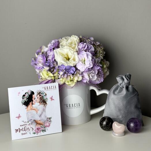 Подарочный набор: цветочная композиция, открытка  и камни-талисманы в мешочке