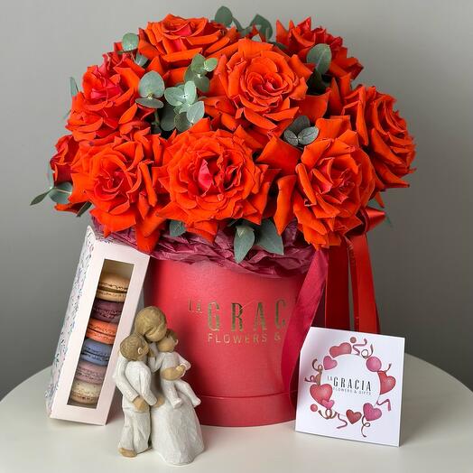 Подарочный набор из цветочной композиции, пирожных макарон, статуэтки willow tree и открытки