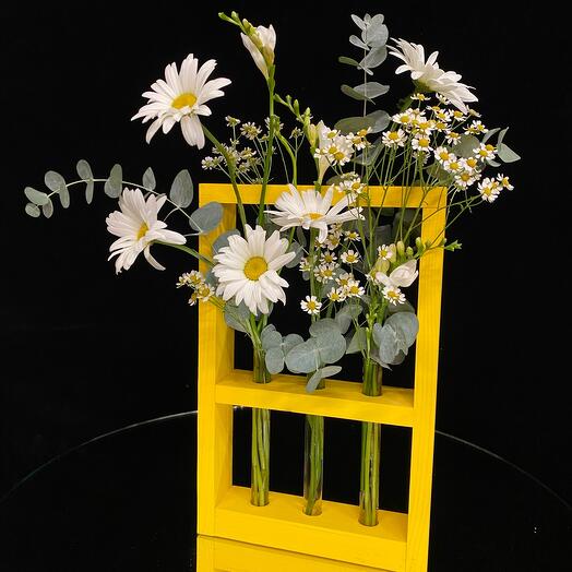 Цветы в рамке с колбами