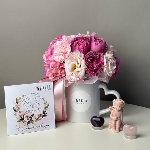 Подарочный набор из цветочной композиции, статуэтки ангела, натуральных камней-талисманов и открытки