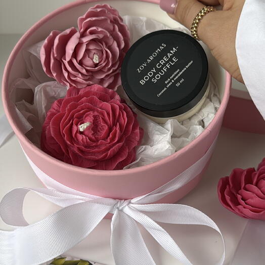 Gift set of candles peonies and cream-sufle for body
