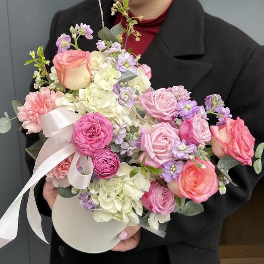 Bush rose, hydrangea and mattiol in a hat box