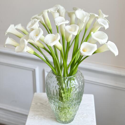 Букет 29 белых калл в вазе