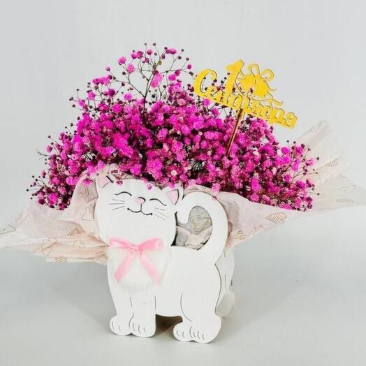 Детский букетик цветов гипсофилы в кашпо кошечка на 1 сентября