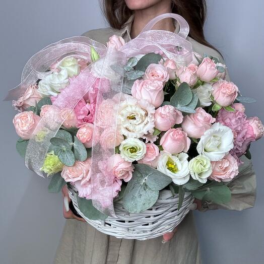 Корзина с кустовой розой Бомбастик и эустомой