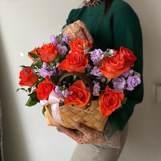 Розы маттиола в корзине