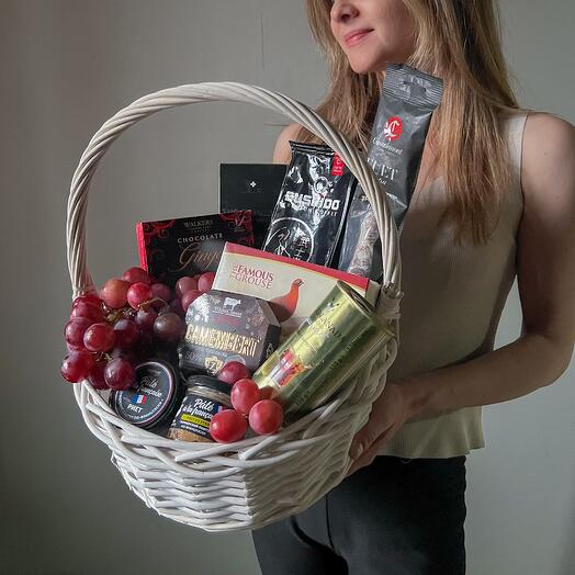 Gift set with coffee, cheeses, sausages and riet