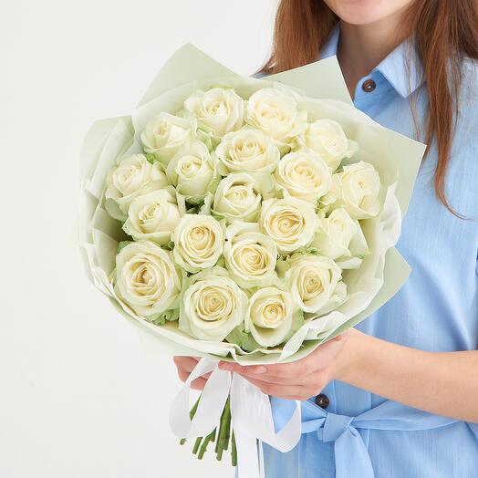 Букет из 19 белых роз в дизайнерской упаковке