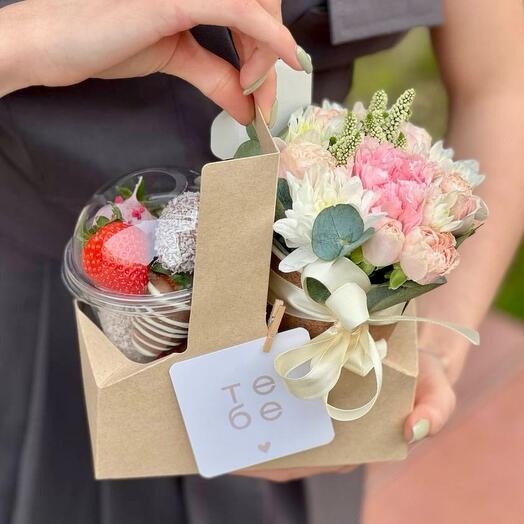 Цветы и клубника в стаканчике