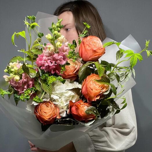 Букет с пионовидными розами кахала и антирринумами 237