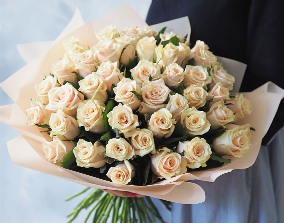 25 кремовых роз