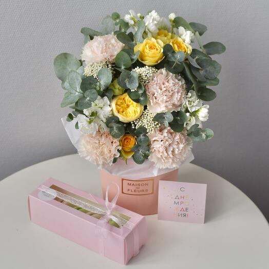 Подарочный набор: «Офелия», коробочка макарон и открытка | Букет 33 Bottega dei Fiori