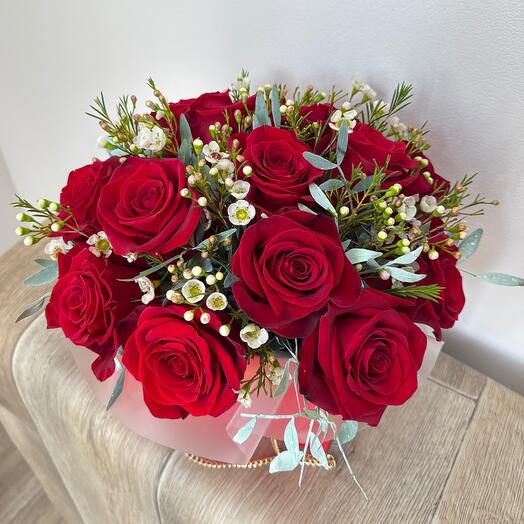 Композиция в сумочке с красными розами