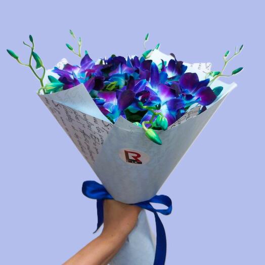 Букет из синих орхидей Космос в руках (мини). Букет 422 ALMOND ROSES