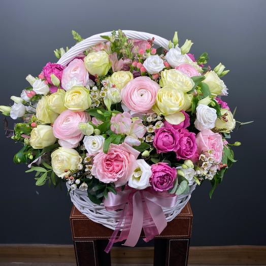 Basket with flowers Ranunkuli premium