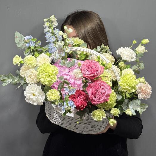 Композиция с дельфиниумом и пионовидными розами 45