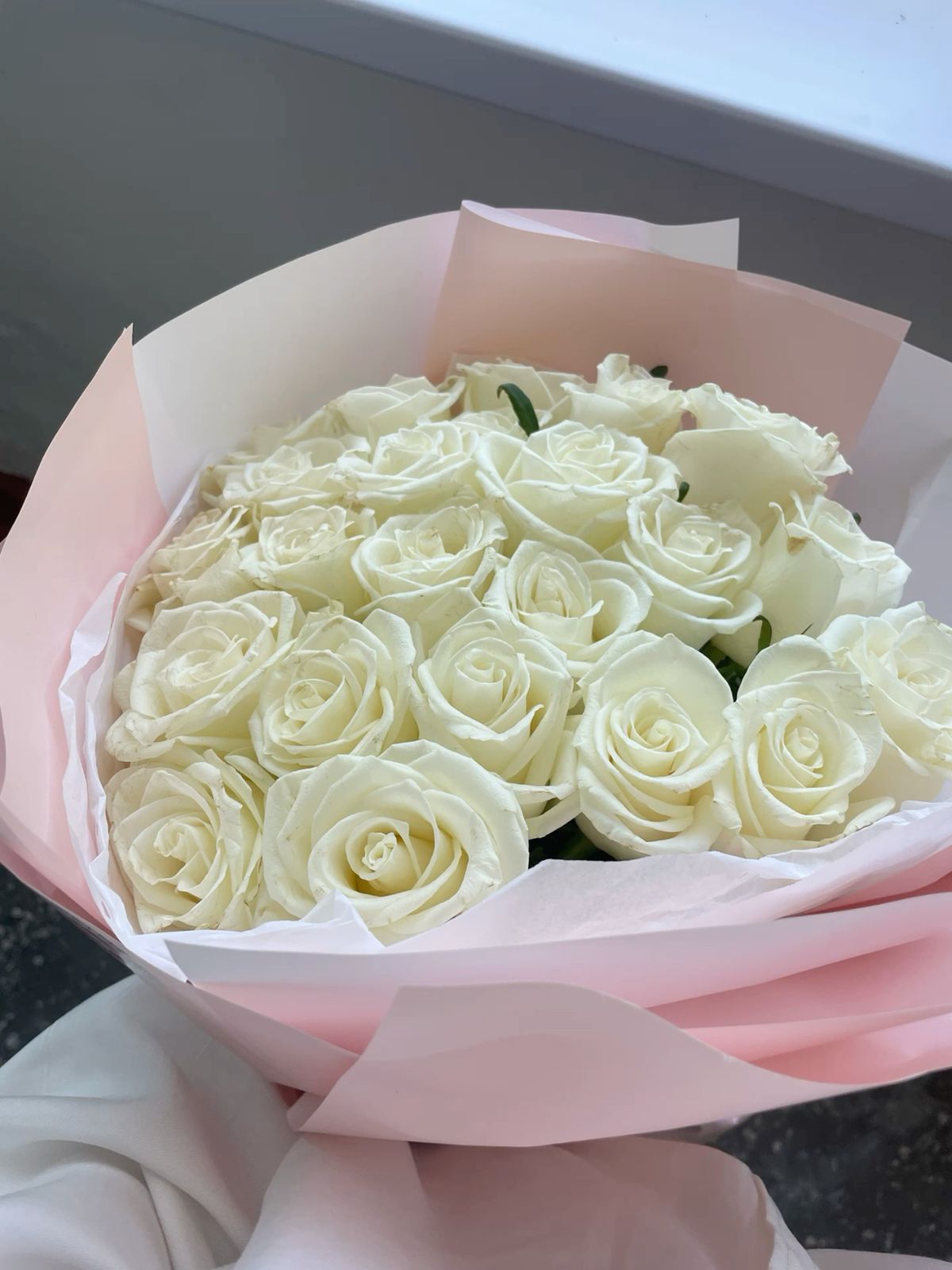5 white roses