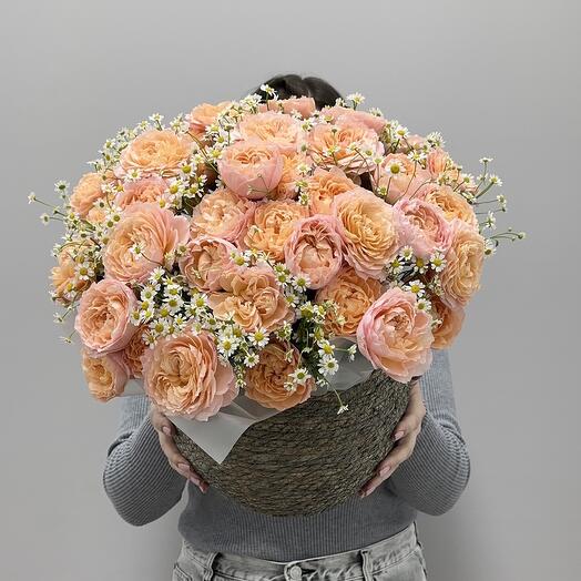 Пионовидная Джульетта с Танацетумом в корзине