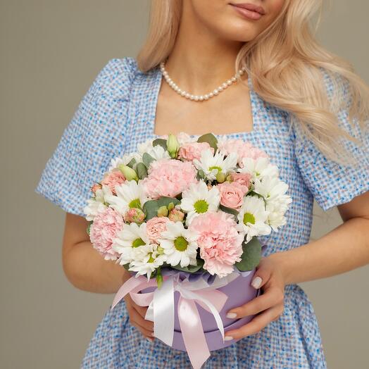 Яркая цветочная композиция диантусы кустовая пионовидная роза эустома и хризантема