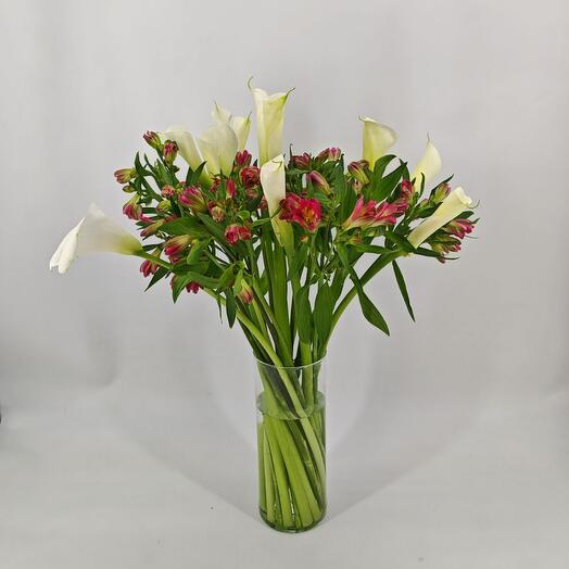 Букет цветов белых калл 9 шт с альстремерией 10 шт