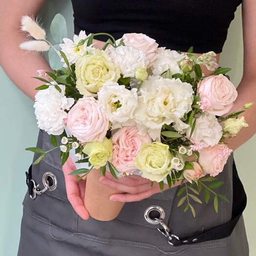 Tender composition in a glass with roses and mattiola