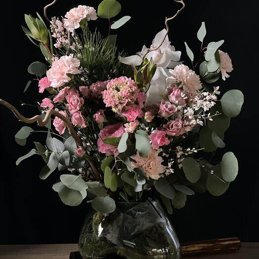 Композиция из цветов в вазе