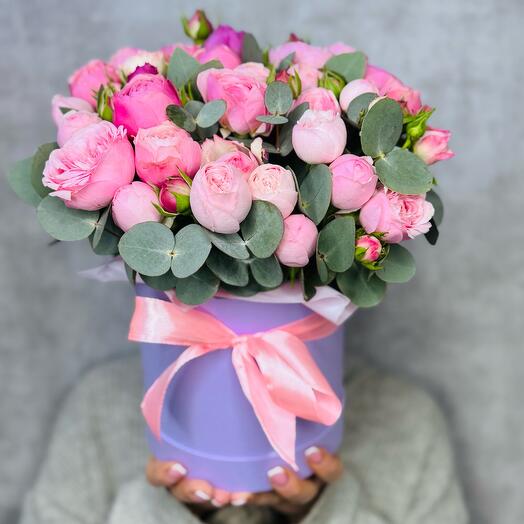 Пионовидные розы и эвкалипт в шляпной коробке в размере S. Цветы в коробке