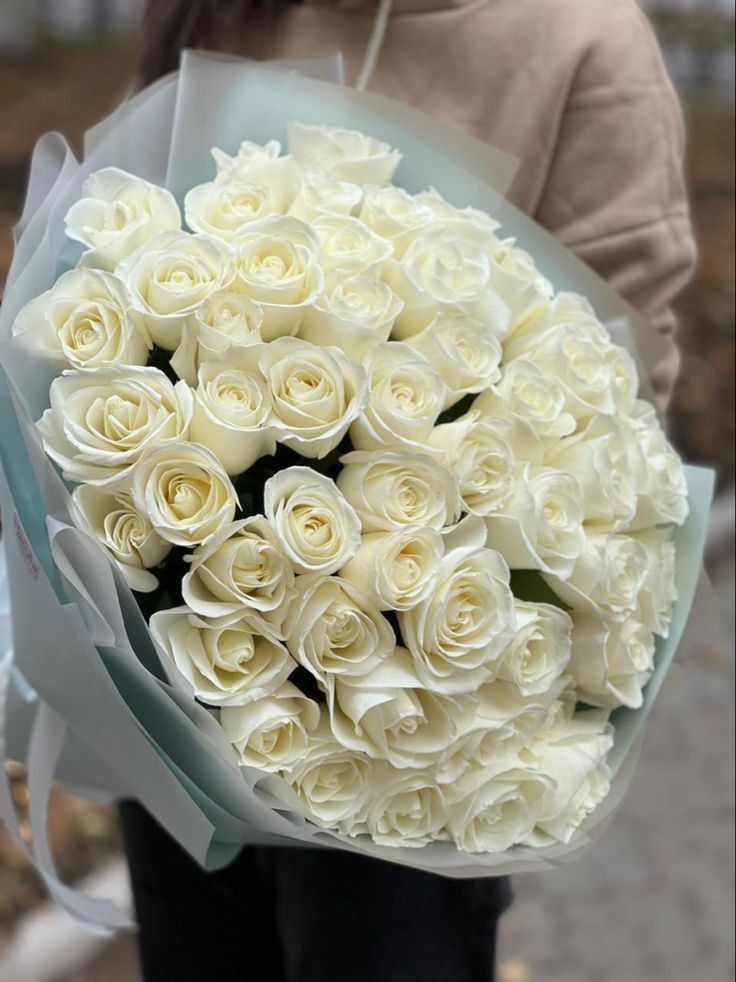7 white roses