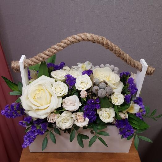 Ящик с цветами, белая роза, синяя статица, буния