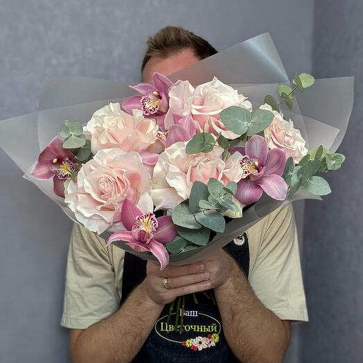 Букет из розовых орхидей и французских ароматных роз Пинк Мондиал